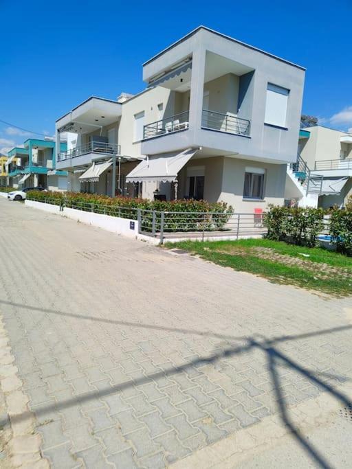 Poolview Apartment Ofrinion Exterior photo